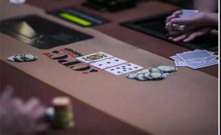 对一个特别喜欢c-bet的玩家，你应该在翻后这样教